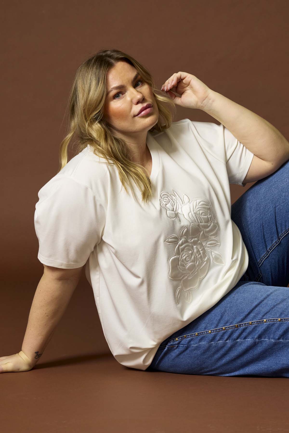 AnHarper 435 - T-shirt med Blomsterapplikation - Image 4