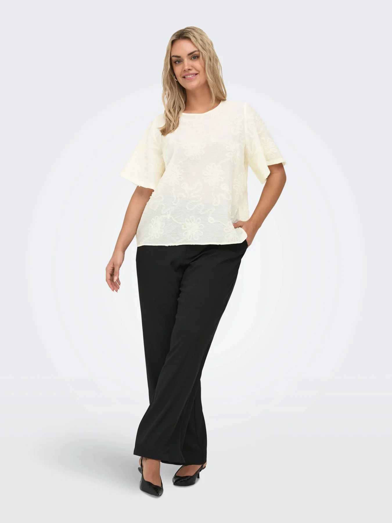 CarAnila - Bluse med Blomserdetaljer - Cloud Dancer - Image 4