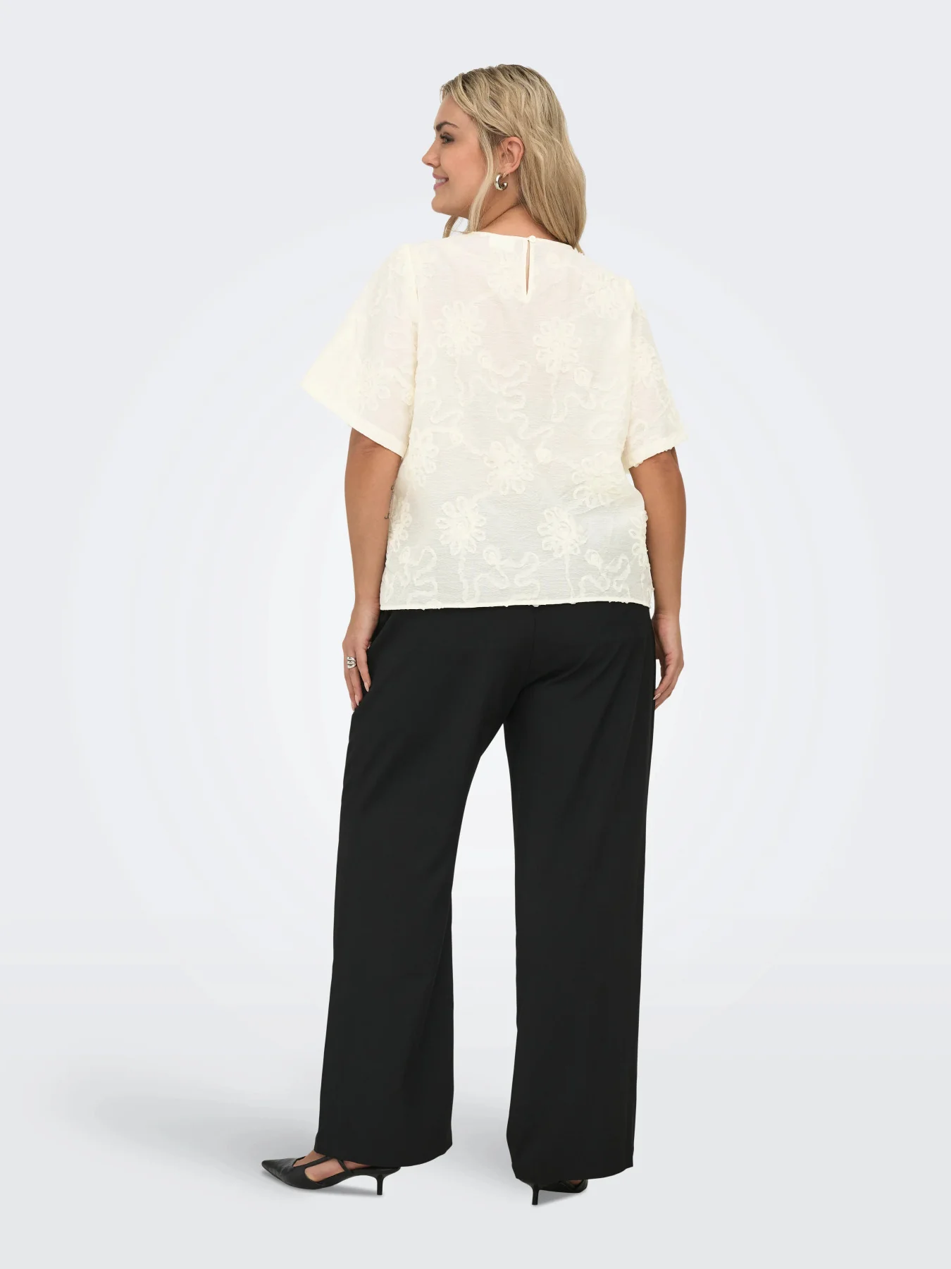CarAnila - Bluse med Blomserdetaljer - Cloud Dancer - Image 5