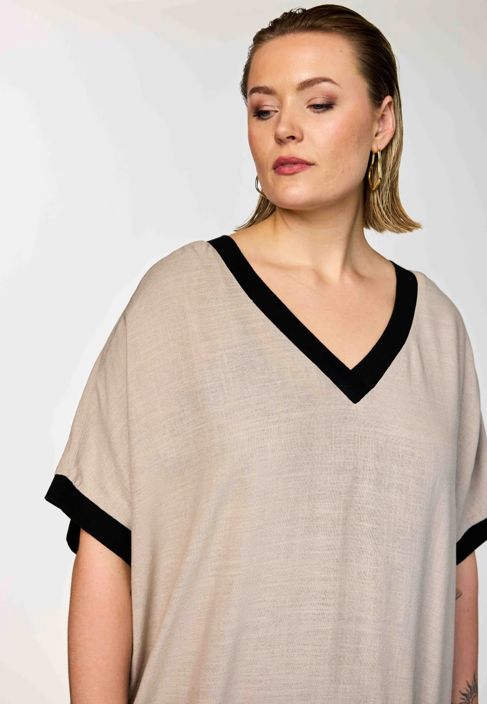 GoNia - Kjole med V-hals - Image 3