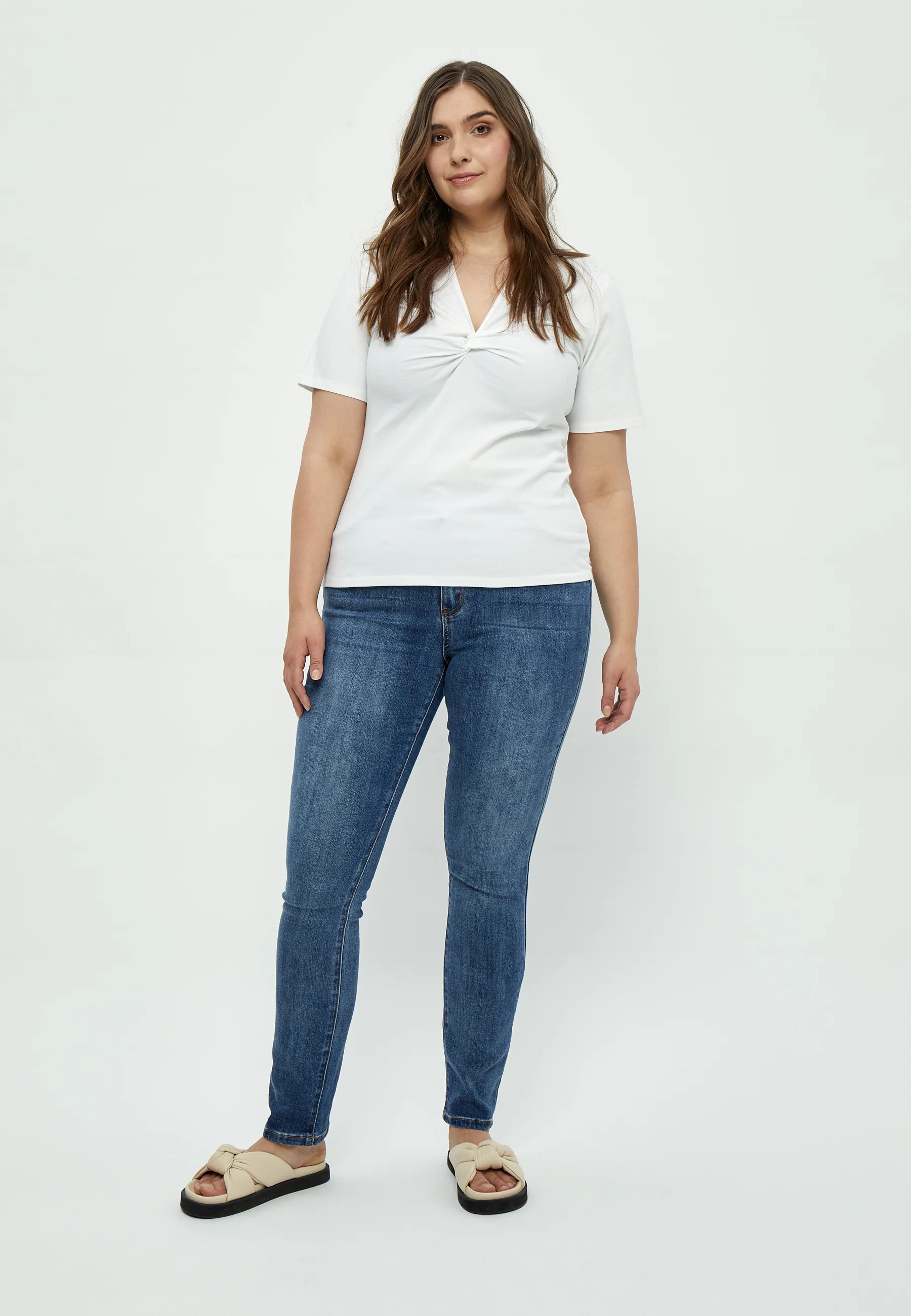 PeNina - T-shirt med V-hals og knude-detalje - Image 12