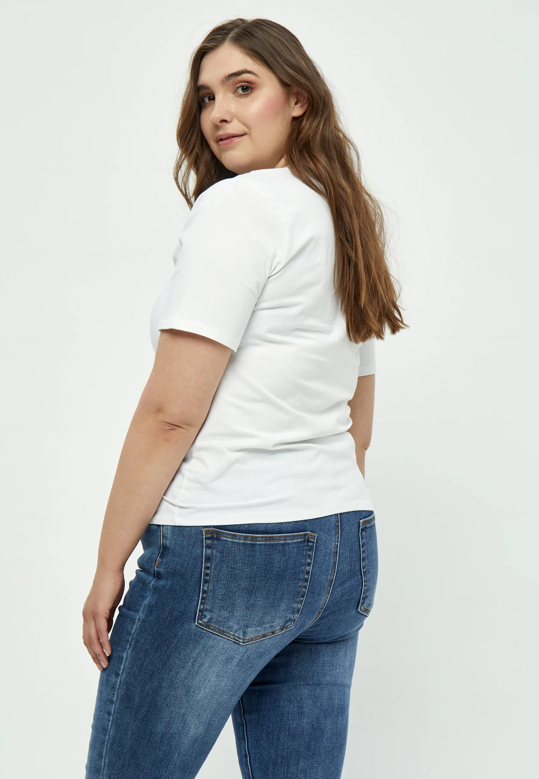 PeNina - T-shirt med V-hals og knude-detalje - Image 15