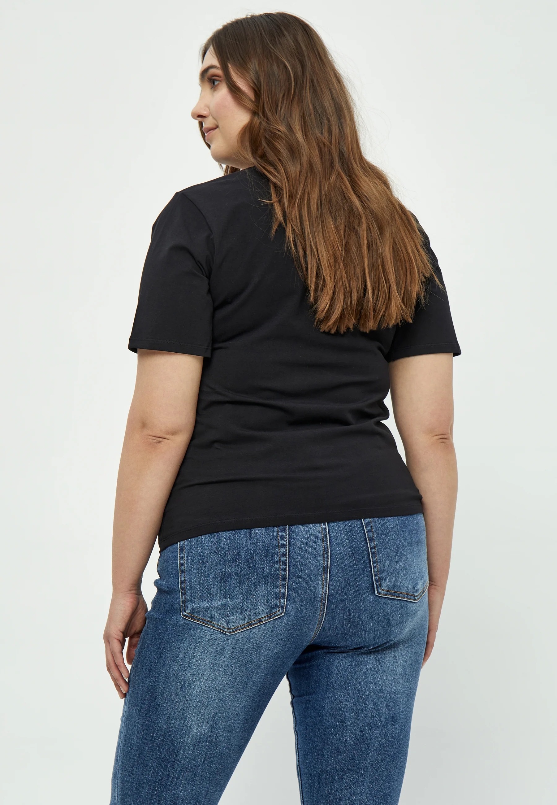 PeNina - T-shirt med V-hals og knude-detalje - Image 7