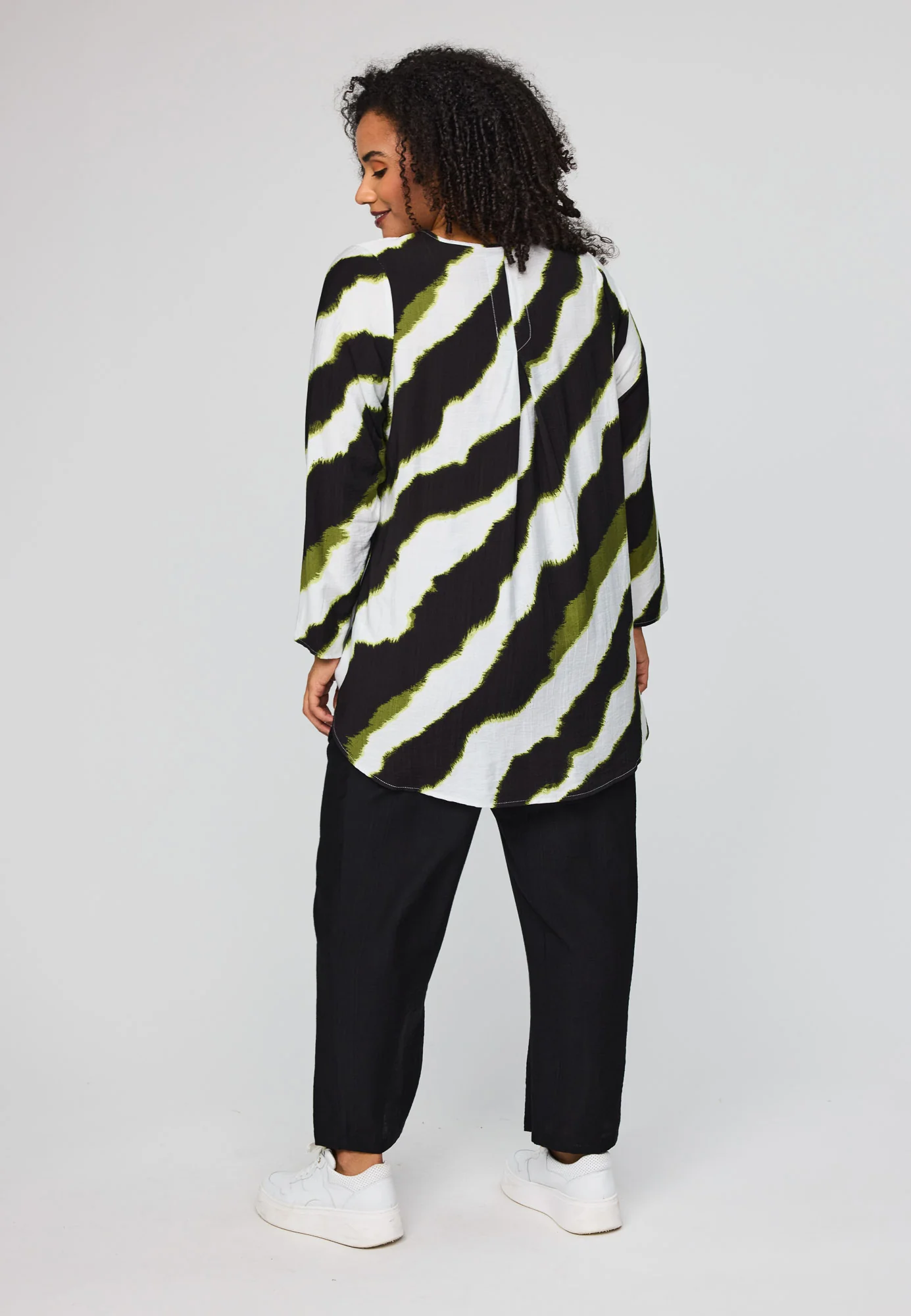 StBerit - Bluse med V-hals - Image 3