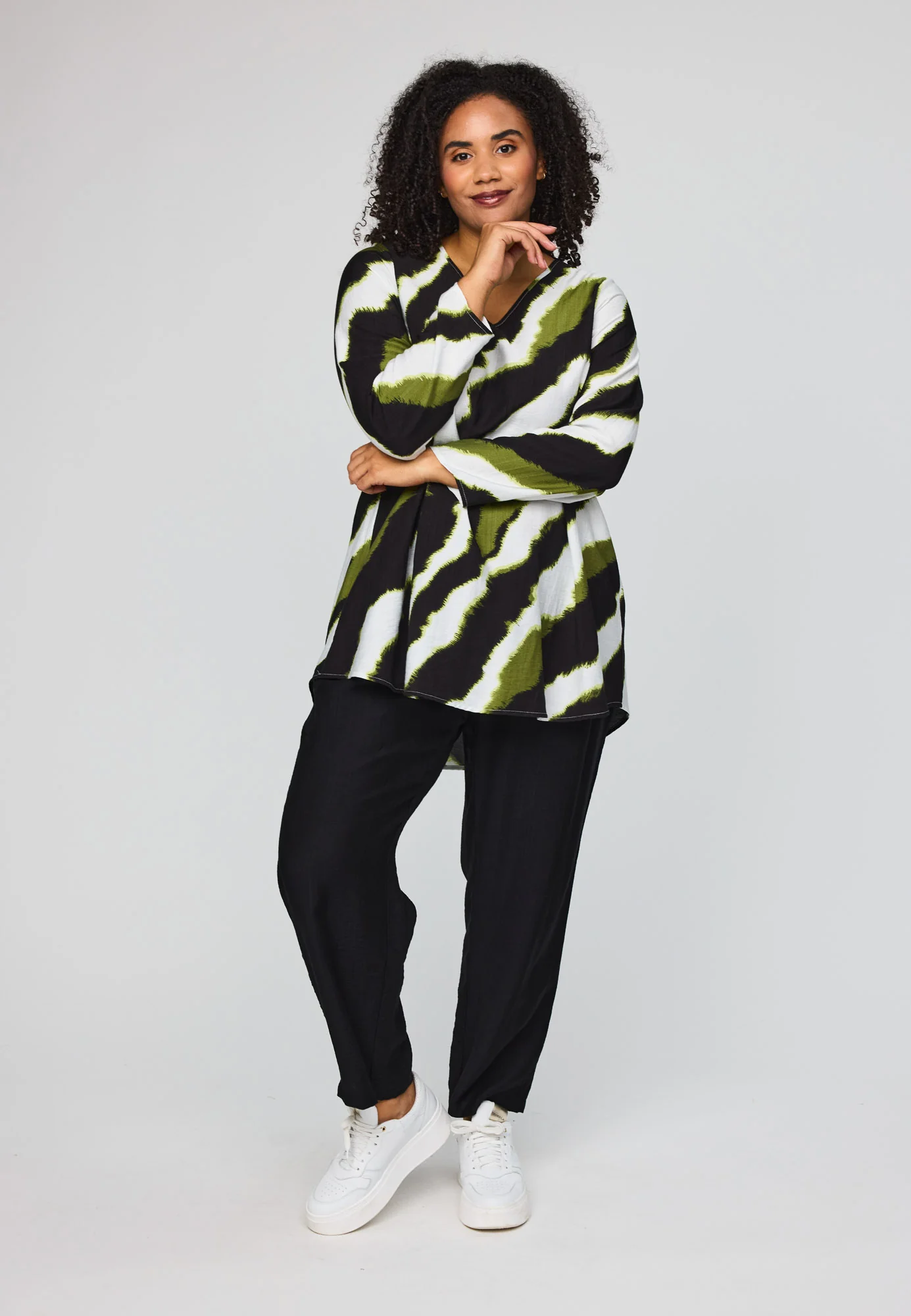 StBerit - Bluse med V-hals - Image 5